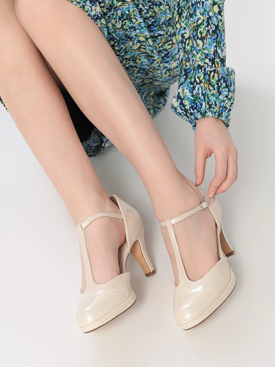 Туфли лакированные молочного цвета на высоком каблуке